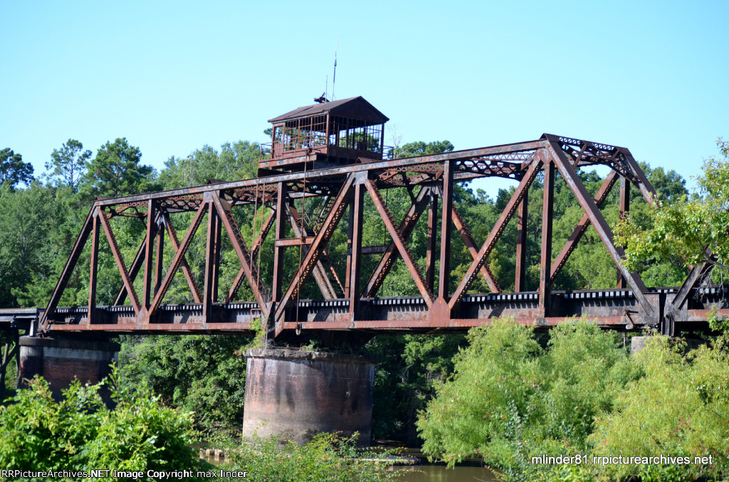 Swing bridge